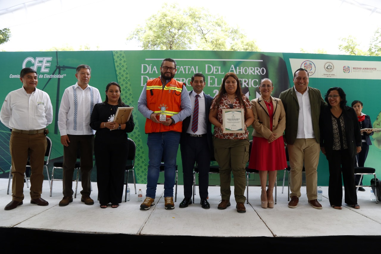 Foto grupal de representantes de Gobierno de Oaxaca, Minera Cuzcatlán y CFE.