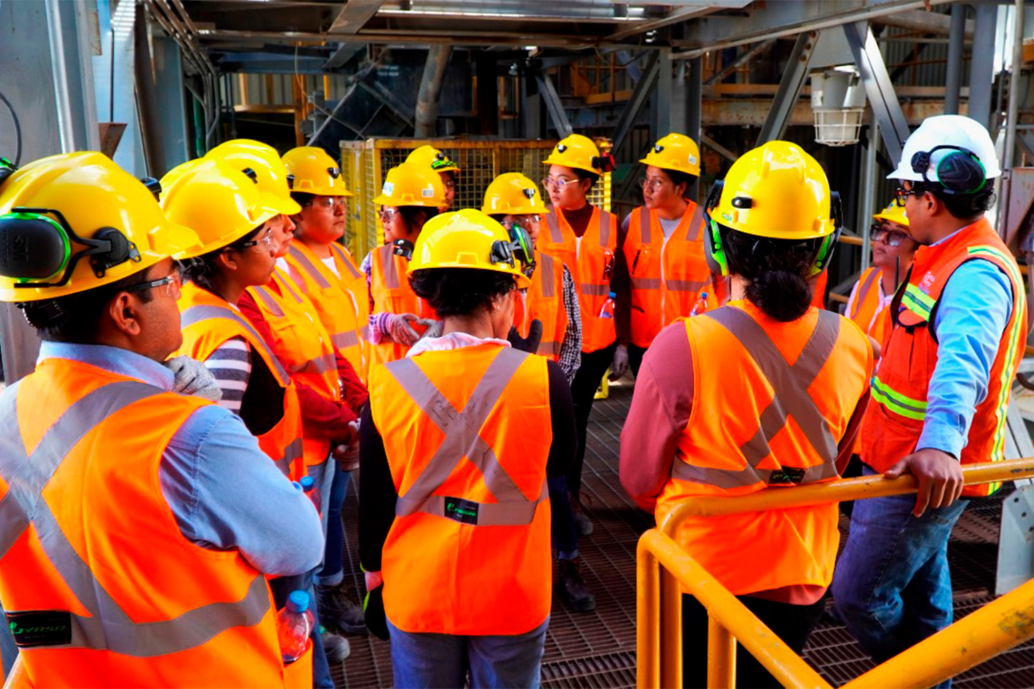 Grupo de estudiantes durante una visita en la Planta de proceso de Minera Cuzcatlán